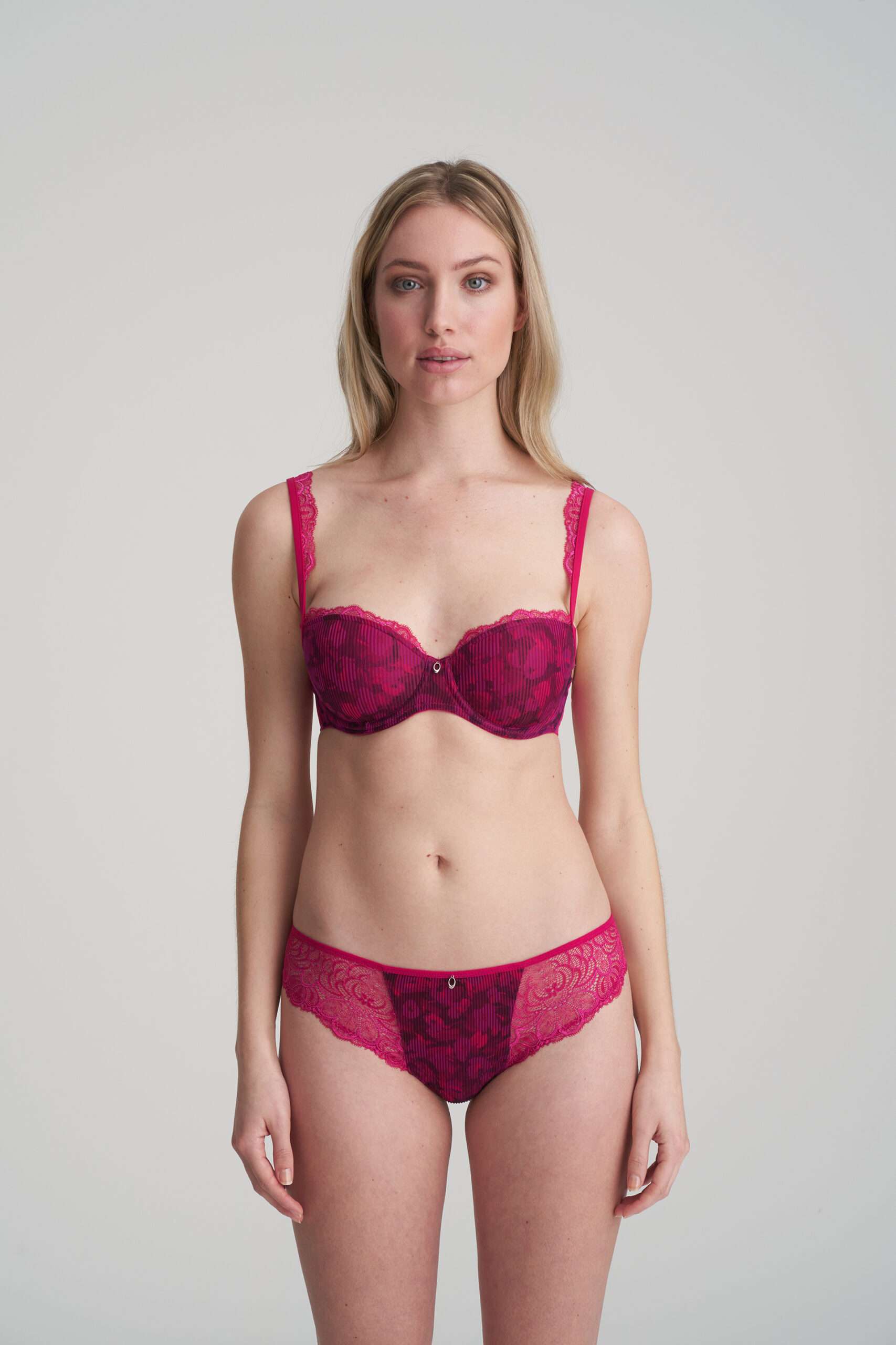 ANNA amarena string ANNA amarena string