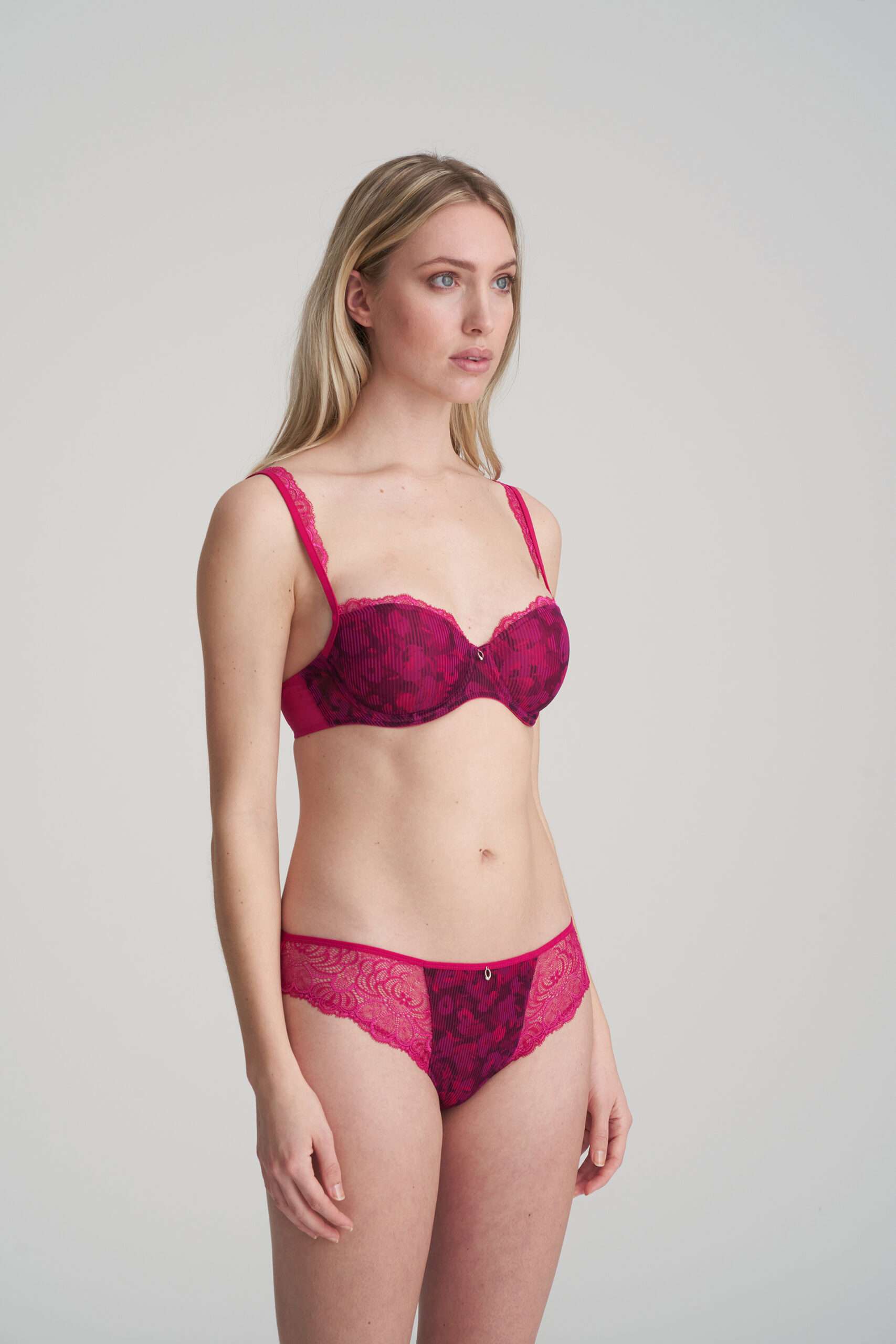 ANNA amarena string ANNA amarena string
