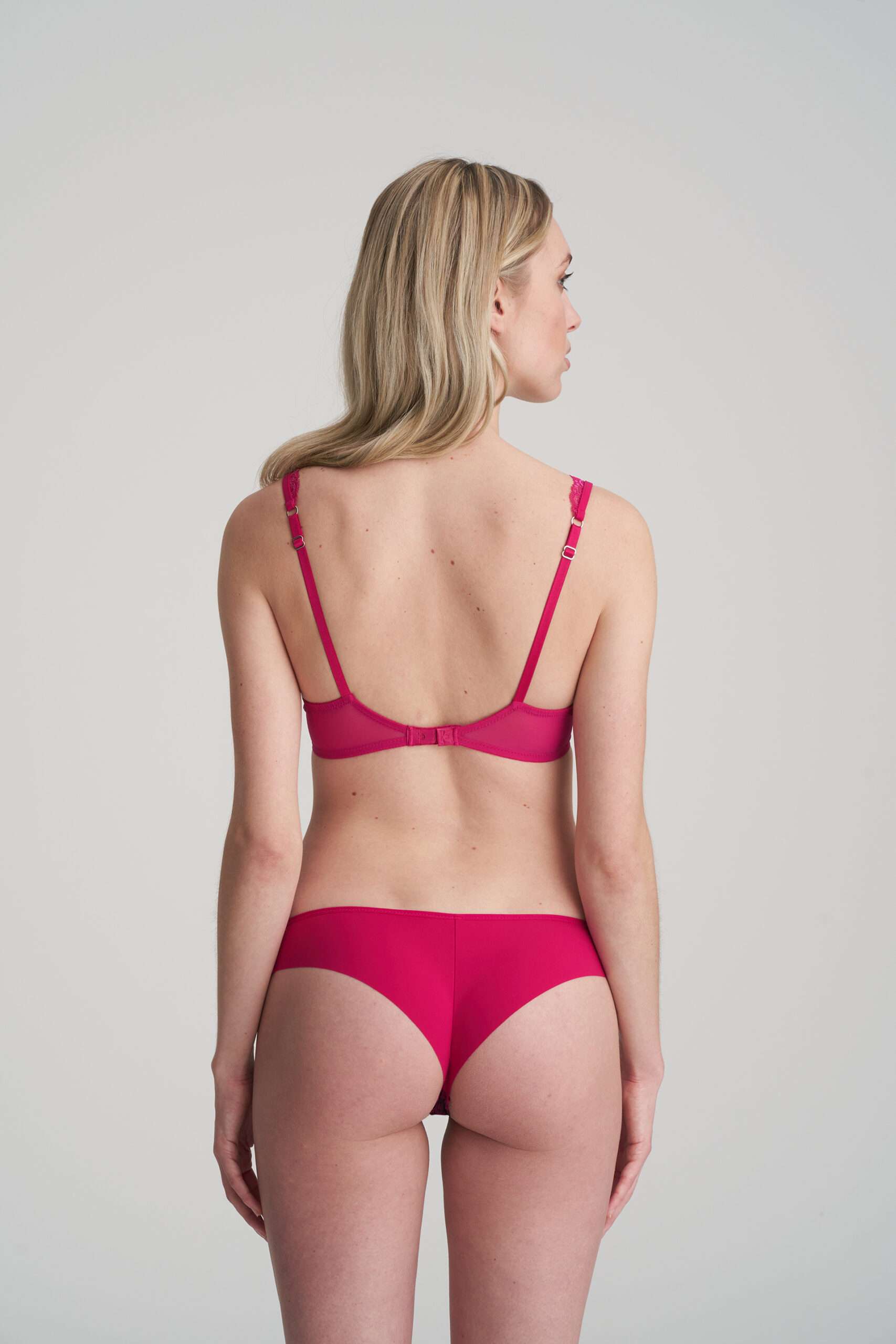 ANNA amarena string ANNA amarena string