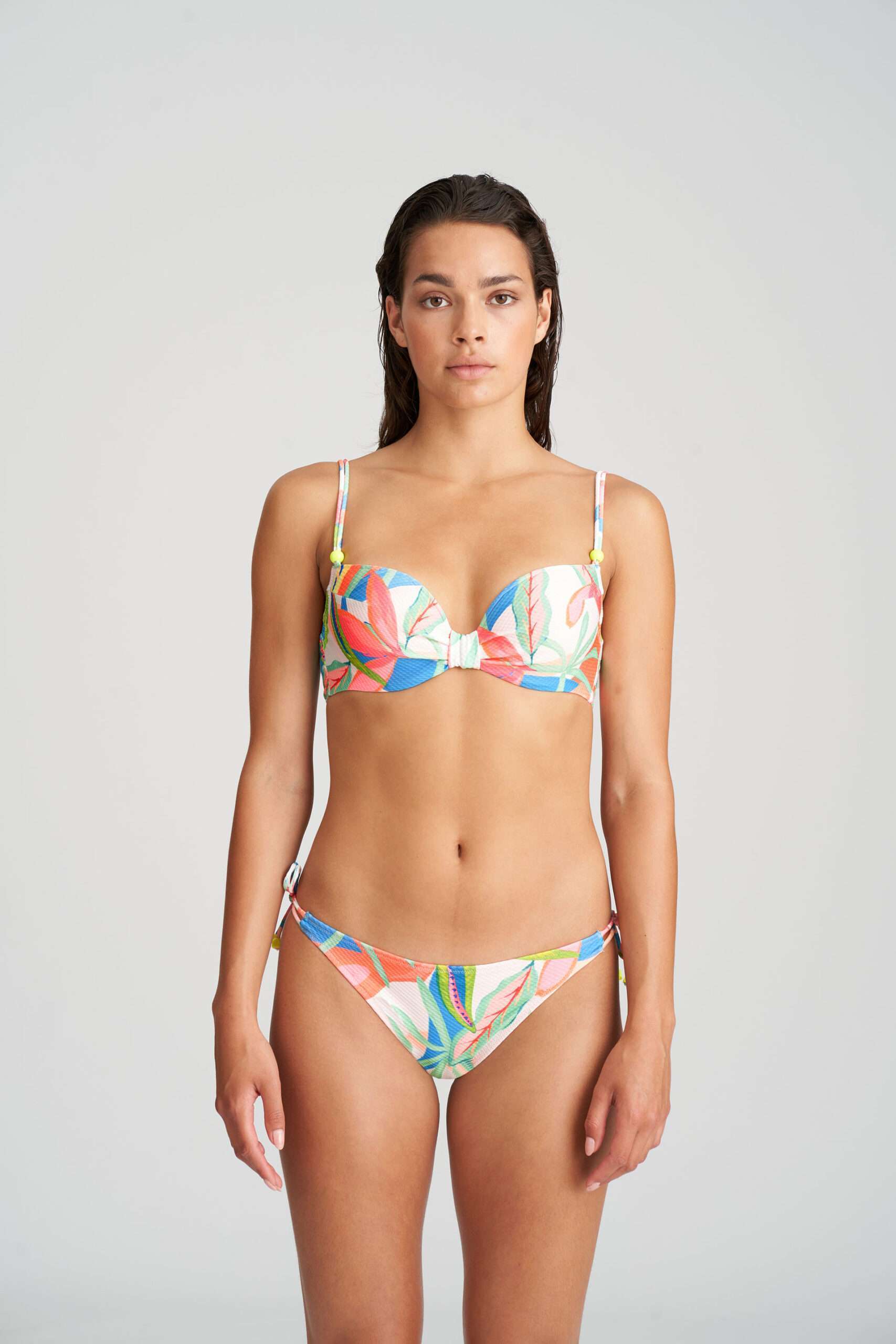 TARIFA Tropical blossom bikini diep decol. met mousse LET OP >> enkel als setje te koop TARIFA Tropical blossom bikini diep decol. met mousse LET OP >> enkel als setje te koop