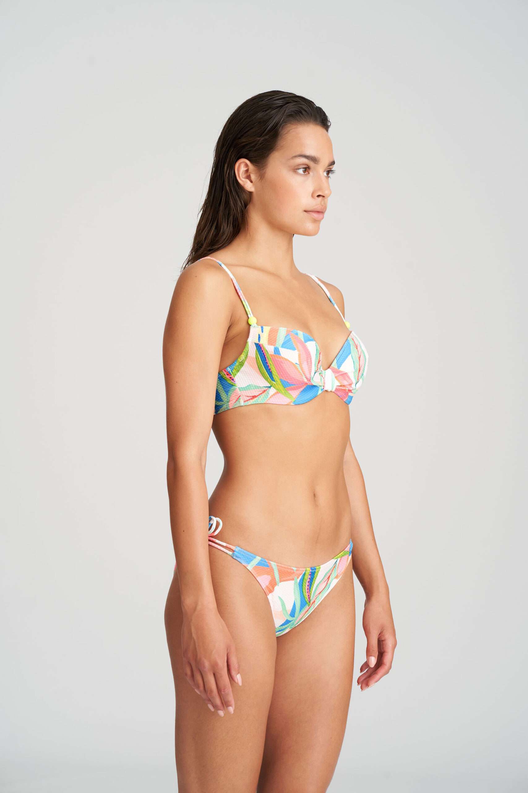 TARIFA Tropical blossom bikini diep decol. met mousse LET OP >> enkel als setje te koop TARIFA Tropical blossom bikini diep decol. met mousse LET OP >> enkel als setje te koop