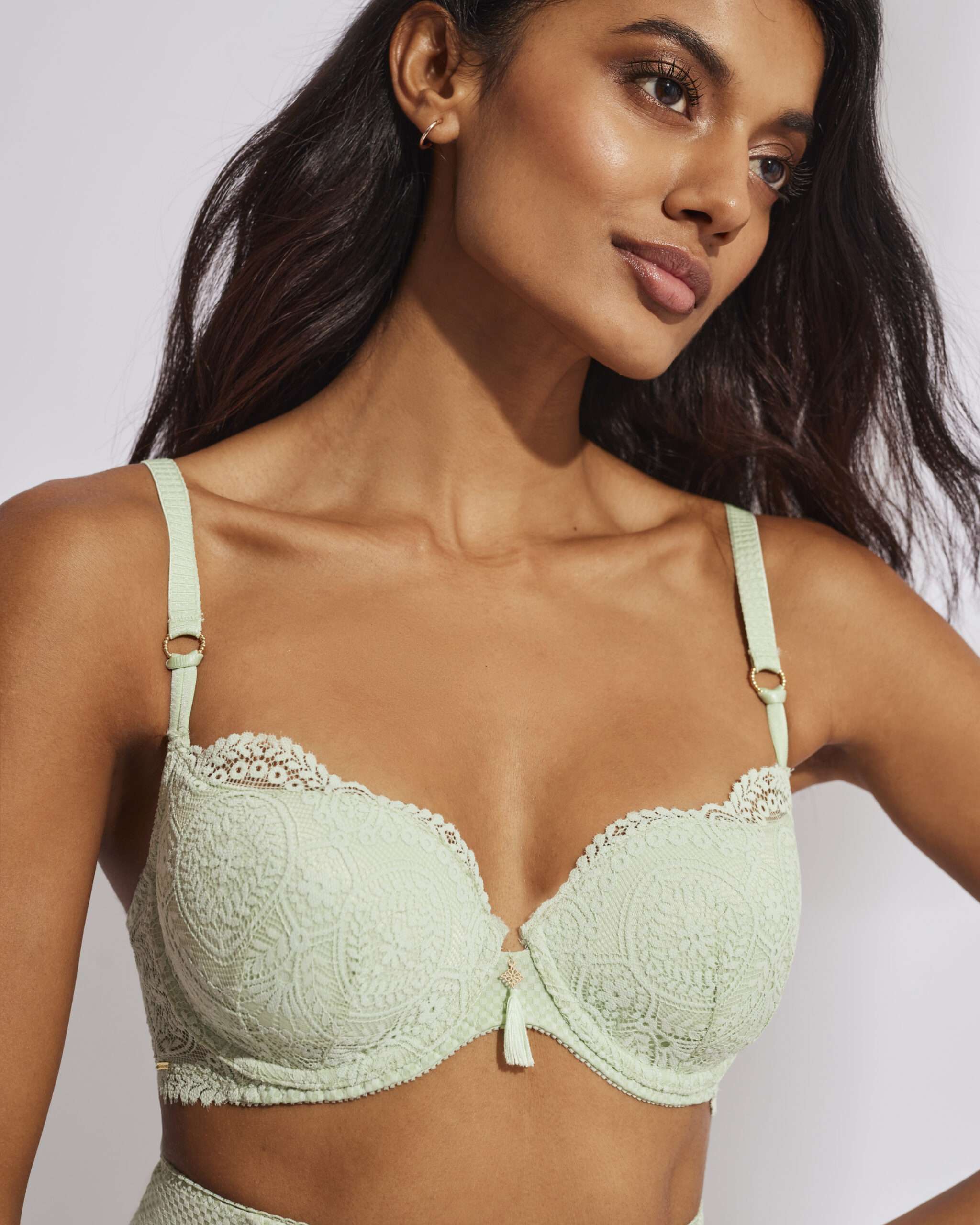 Moulding essential BH