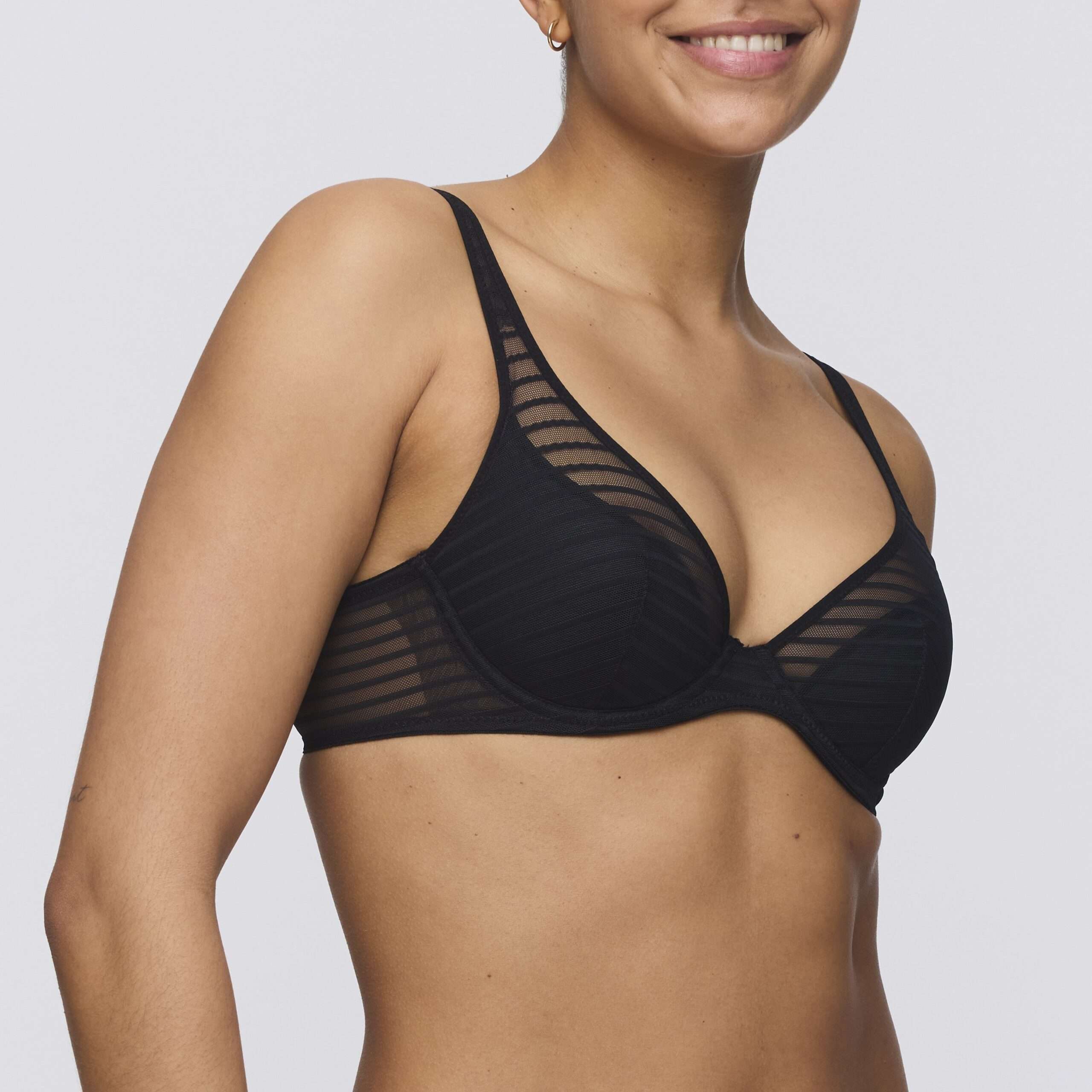 BASYL zwart plunge bh halve mousse cups BASYL zwart plunge bh halve mousse cups