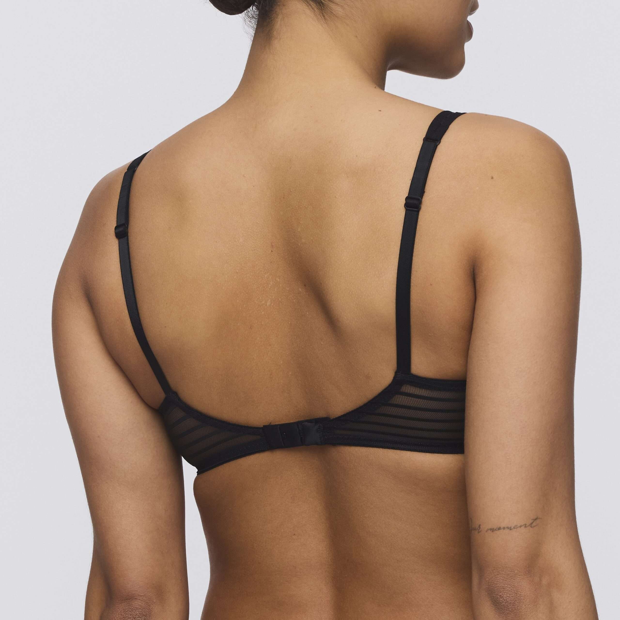 BASYL zwart plunge bh halve mousse cups BASYL zwart plunge bh halve mousse cups