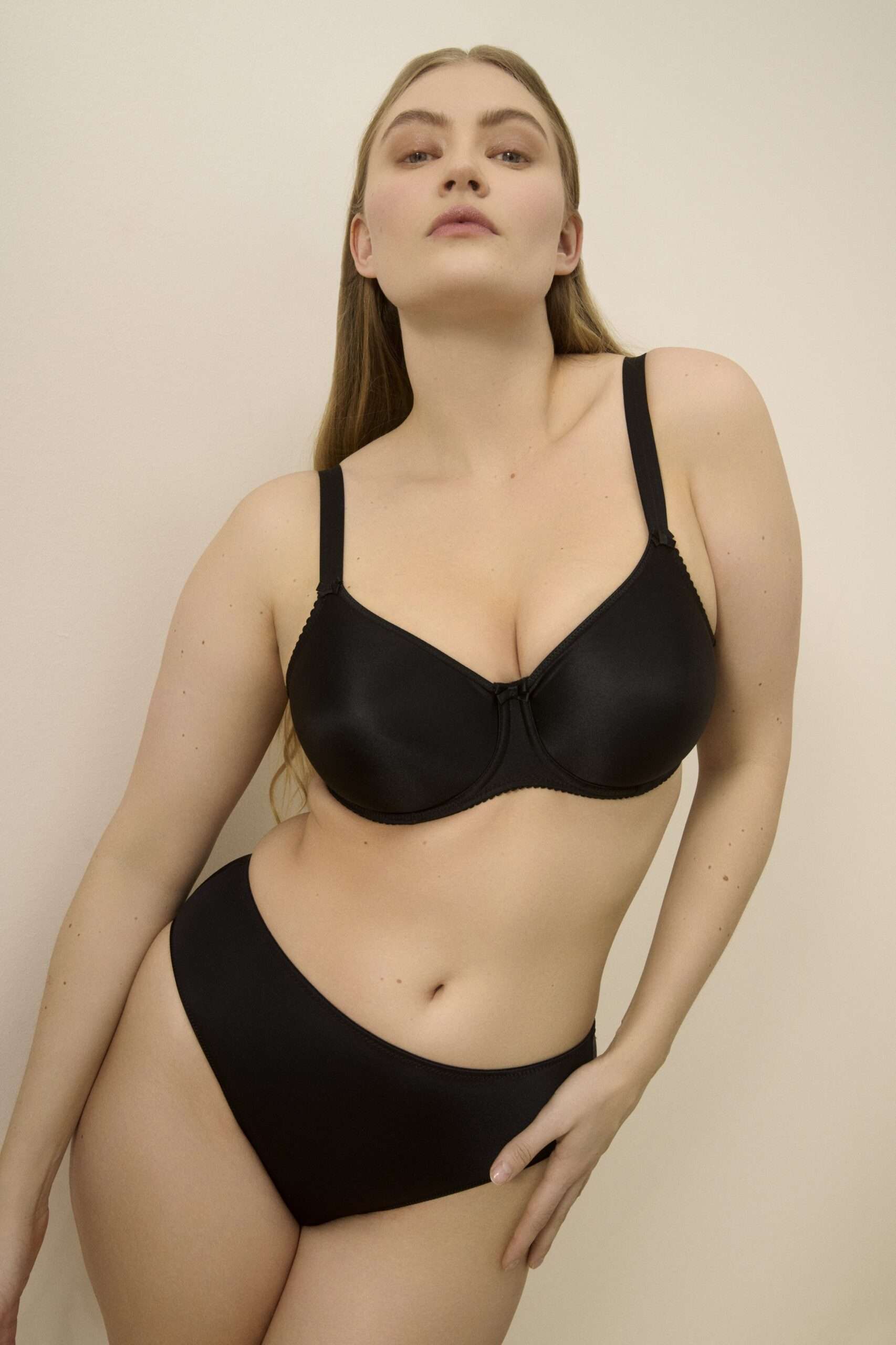 SATIN zwart naadloze beugelbh SATIN zwart naadloze beugelbh