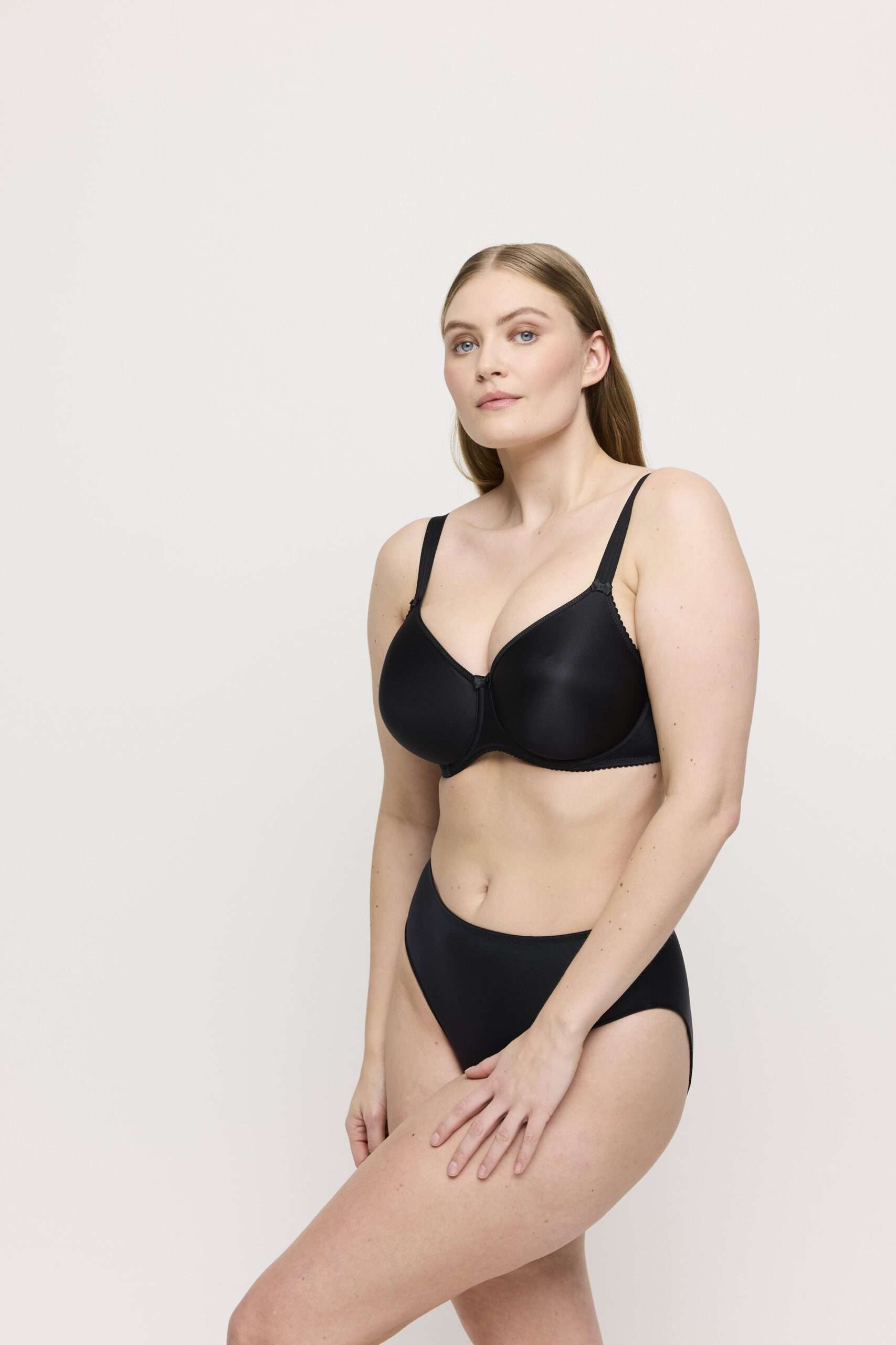 SATIN zwart naadloze beugelbh SATIN zwart naadloze beugelbh