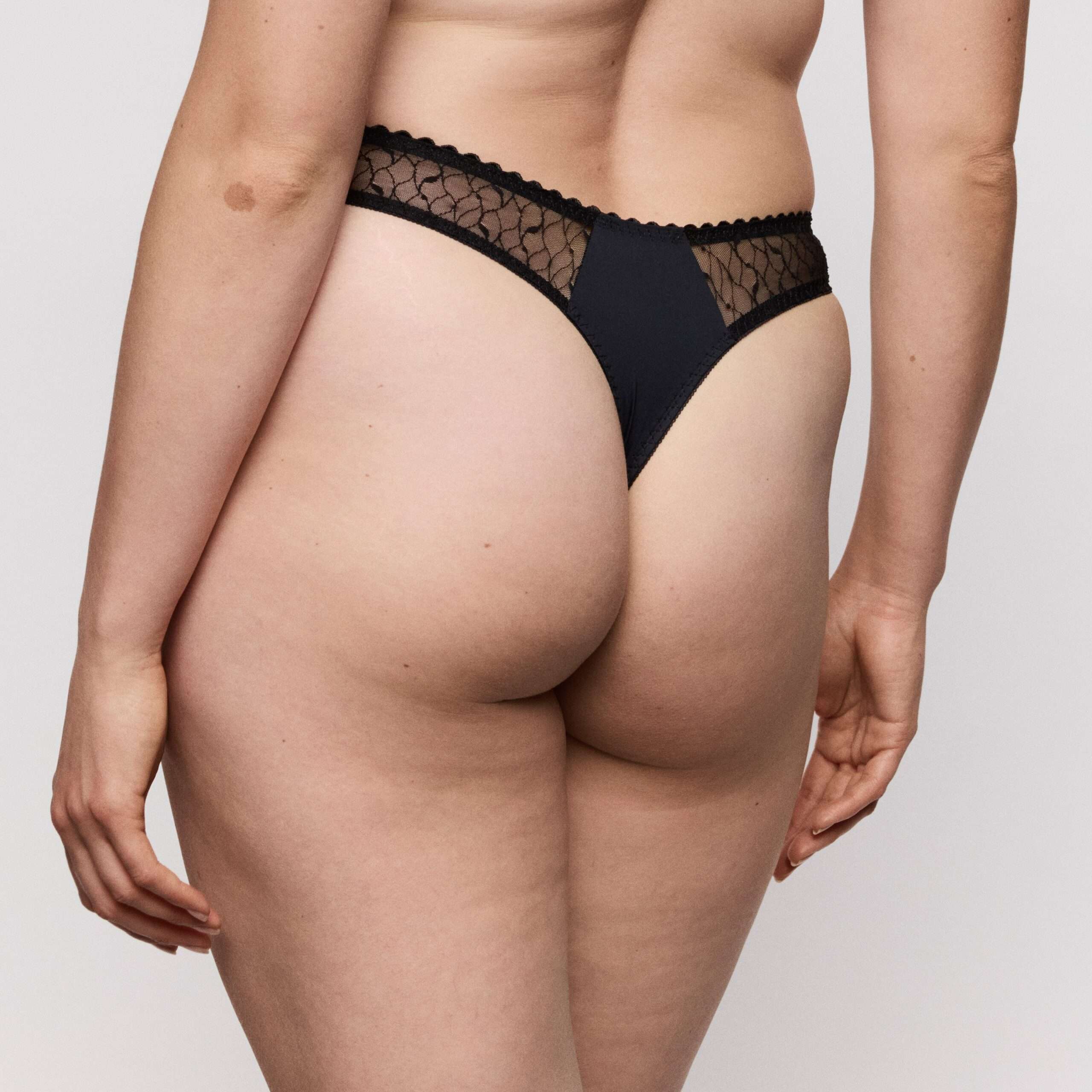 NAICA zwart string